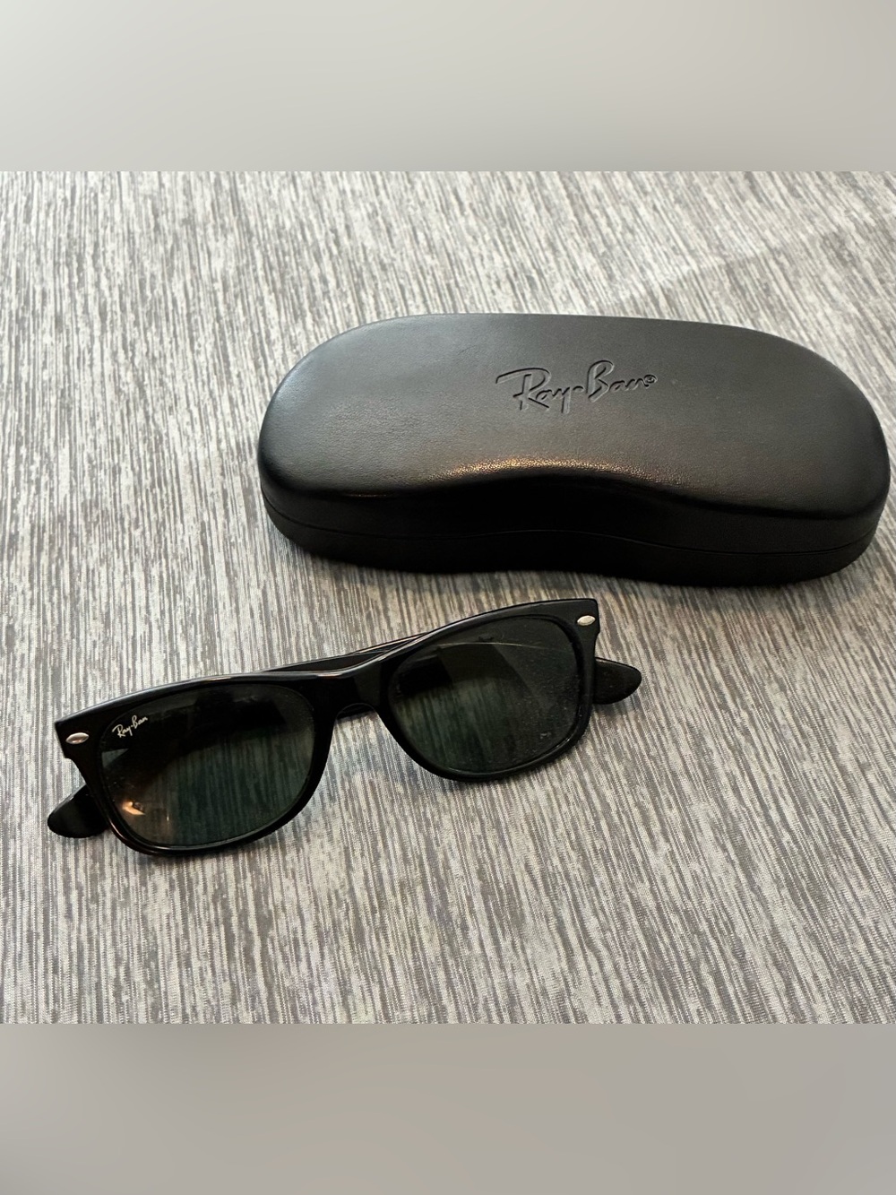 RAY BAN RB2132 901 52mm
NEW WAYFARER Black;
Green Classic G15